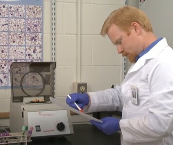 Клиника лечения наркозависимости в Шарье Врач в кабинете клиники